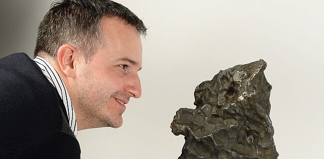 Meteoritenforscher Ludovic Ferrière vor dem Hraschina Meteoriten
