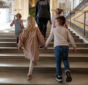 Kinder gehen die Stiegen des Naturhistorischen Museums Wien hinauf