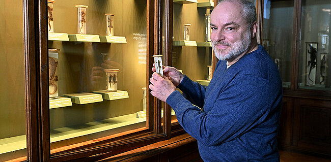 Georg Gassner (Herpetologische Sammlung) im Saal 27 des NHM Wien, (c) Chloé Potter Wien Saal 27,