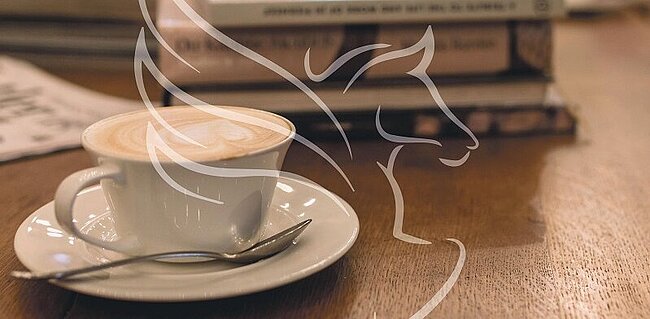 Tasse Kaffee auf einem Tisch mit Büchern