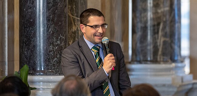 Mann in Anzug mit Mikrofon