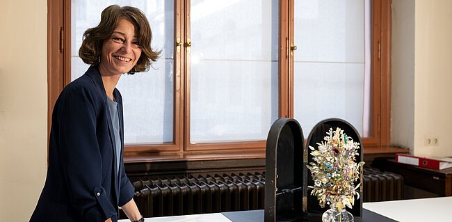 Victoria Kohn mit dem Edelsteinstrauß