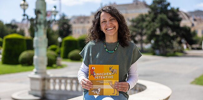 Konstantina Saliari präsentiert vor dem Naturhistorischen Museum Wien das Buch "Knockendetektive"